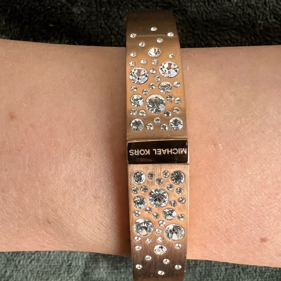 MICHAEL KORS ROSE GOLD TONE,SCATTERED PAVE HINGE OVAL CUFF BRACELET MKJ5989 - Picture 2 of 9